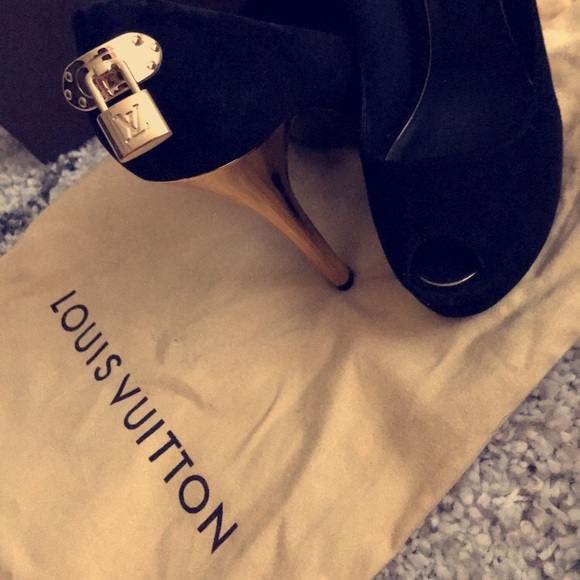 Black Velvet Louis Vuitton heel - Picture 1 of 5